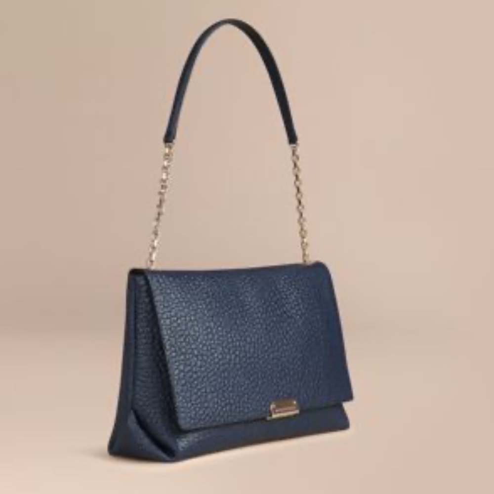 Burberry  - Large Signature Grain Leather Shoulder Bag In Blue Carbon